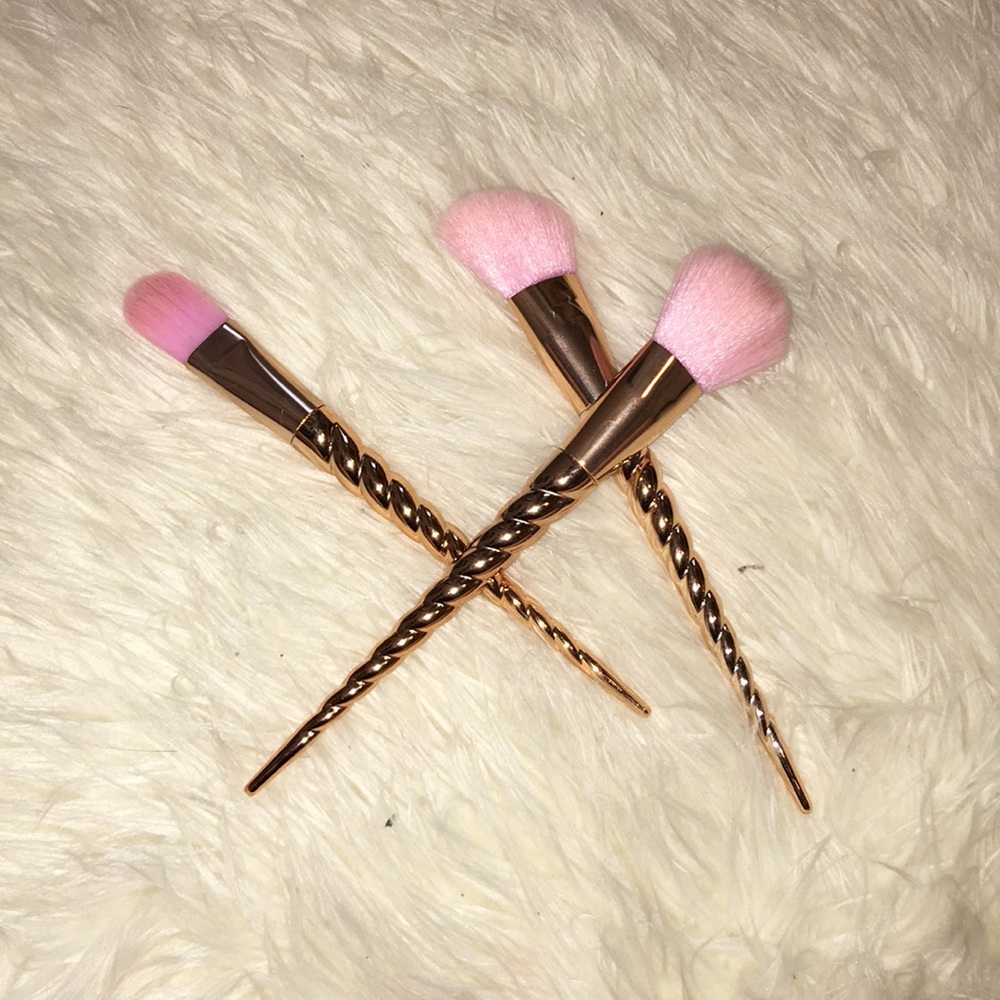 This a ROSEGOLD brush set and it is like a 🦄🦄